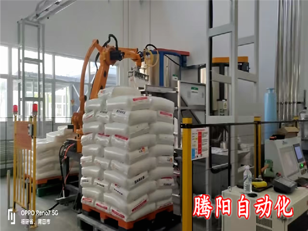 塑料顆粒拆包投料機器人在電纜行業拆包投料